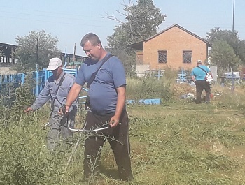 Наведение санитарного порядка на сельском кладбище села Кулешовка